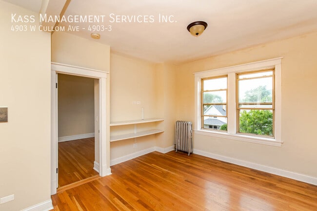 Building Photo - Beautiful Portage Park 2 bed - Heat Includ...