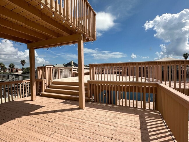 Building Photo - ISLAND LIVING!