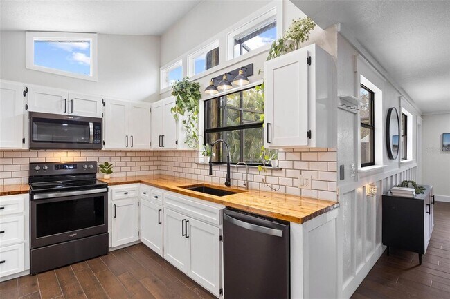 Building Photo - 12756 Poinsettia Ave