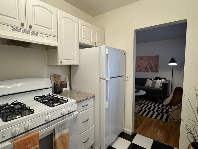 Building Photo - "Charming 1-Bed End Unit Condo on Bellaire...