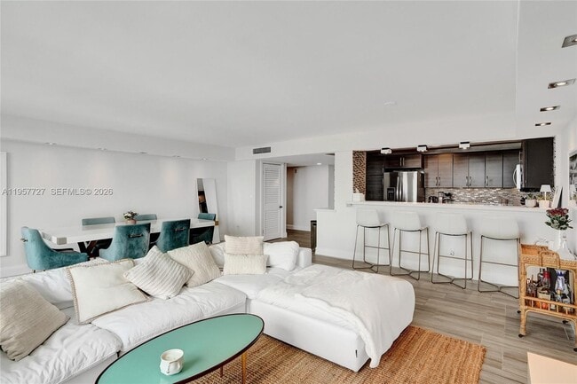 Building Photo - 10000 W Bay Harbor Dr