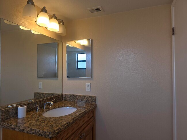 Building Photo - 1542 Lake Crystal Dr