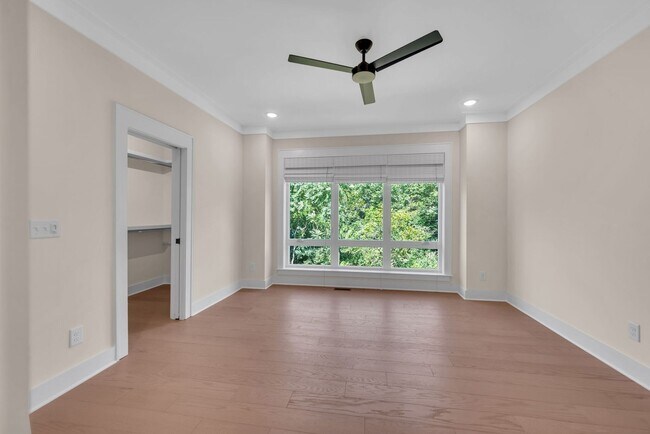 Building Photo - Beautiful 2BR/2BA top-floor end unit!