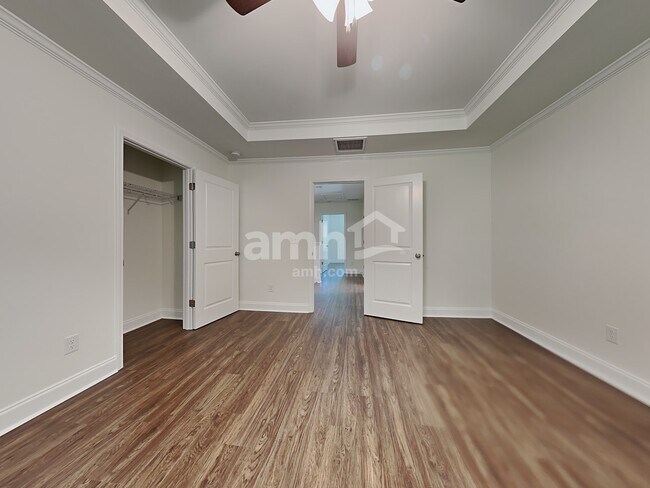 Building Photo - 223 S Live Oak Dr
