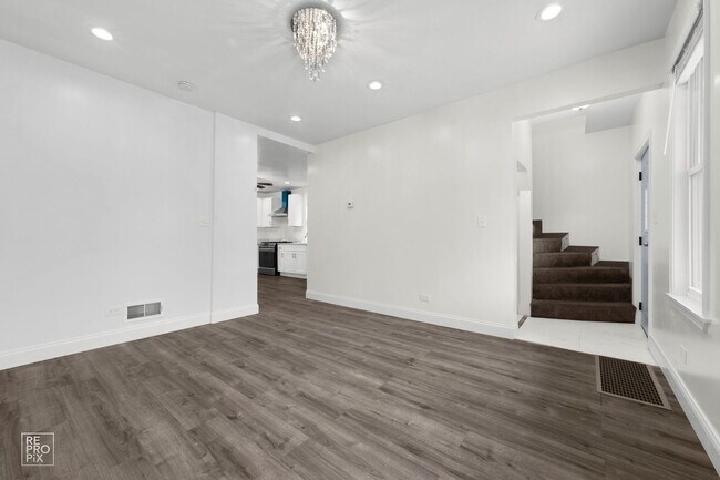 Building Photo - 2237 S Oakley Ave