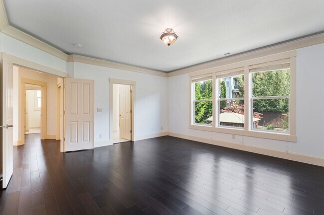 Building Photo - Stunning Large Home with 3 primary bedrooms + Tons of Amenities, Amazing Backyard !