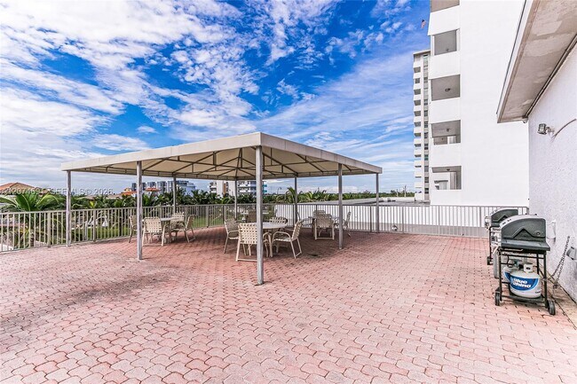 Building Photo - 3111 N Ocean Dr