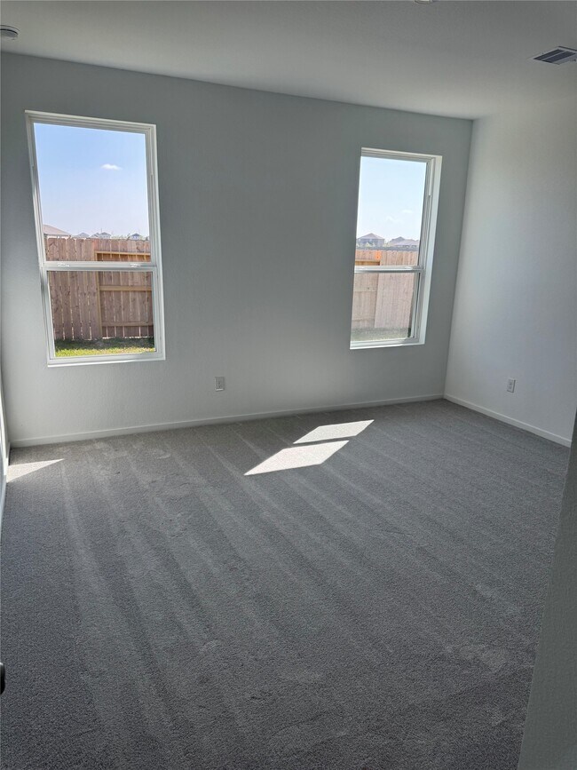 Building Photo - 902 Heaven Dr