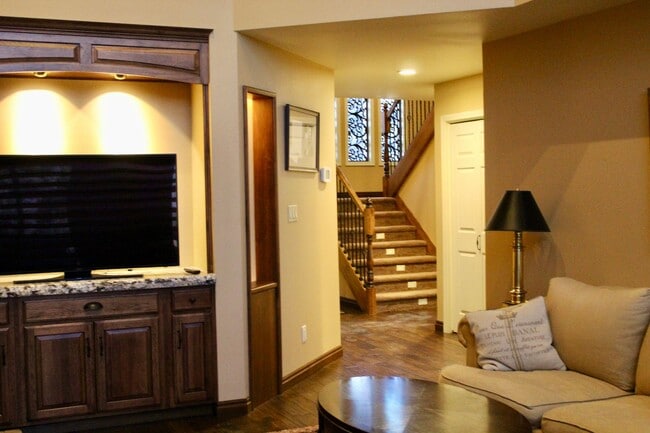 Building Photo - 2 bedroom Golf course Condo