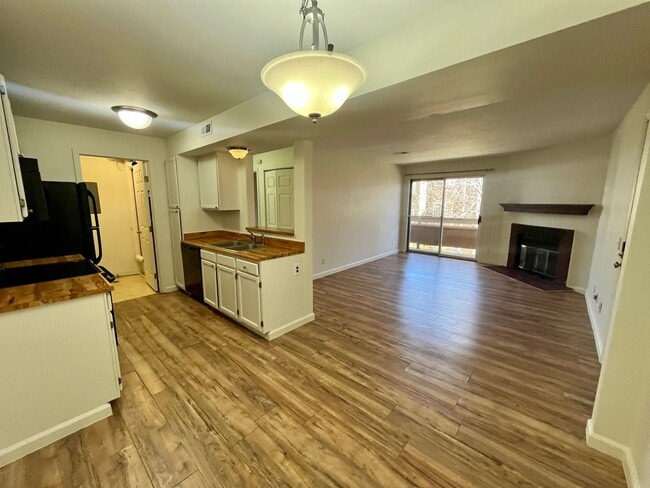 Building Photo - $500 Move in Special - 2nd Floor 1bed/1bath with Laundry and Parking!