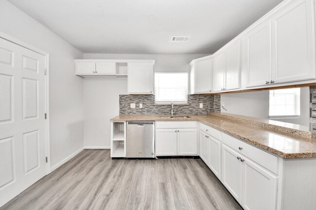 Building Photo - 7504 Elm St