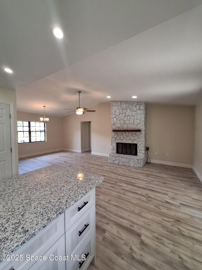 Building Photo - 4440 Sherwood Dr