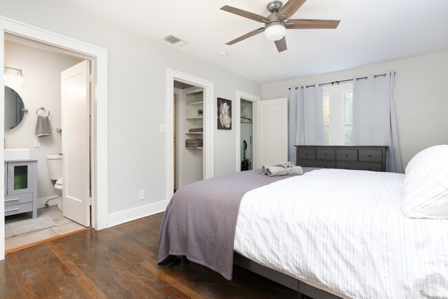 Building Photo - 1532 W Huisache Ave