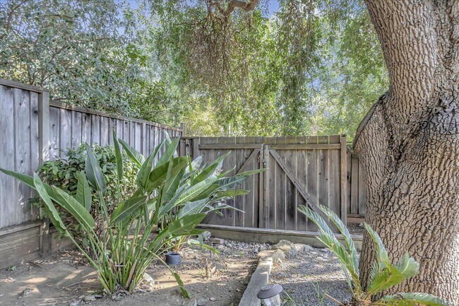 Building Photo - Great Location! Great Schools! Month to Mo...