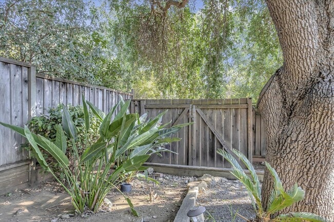 Building Photo - Great Location! Great Schools! Month to Month Only!