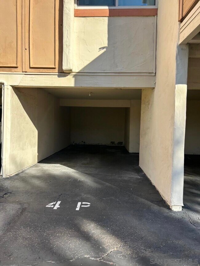 Building Photo - 6808 Hyde Park Dr