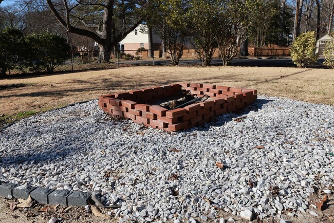 Building Photo - Welcome Home to Pinedale Farms in Westend!