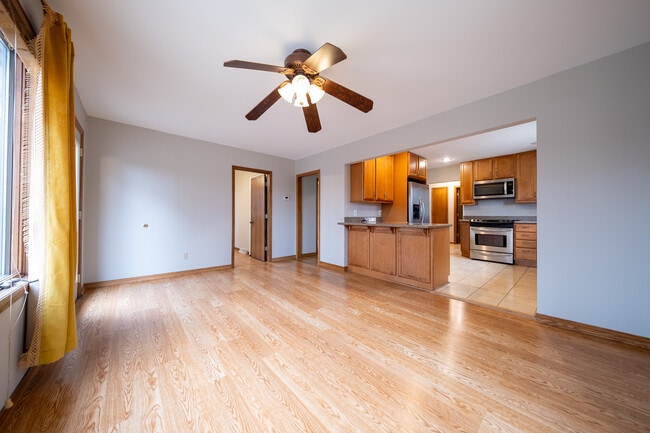 Building Photo - 1410 Juneau Ln N