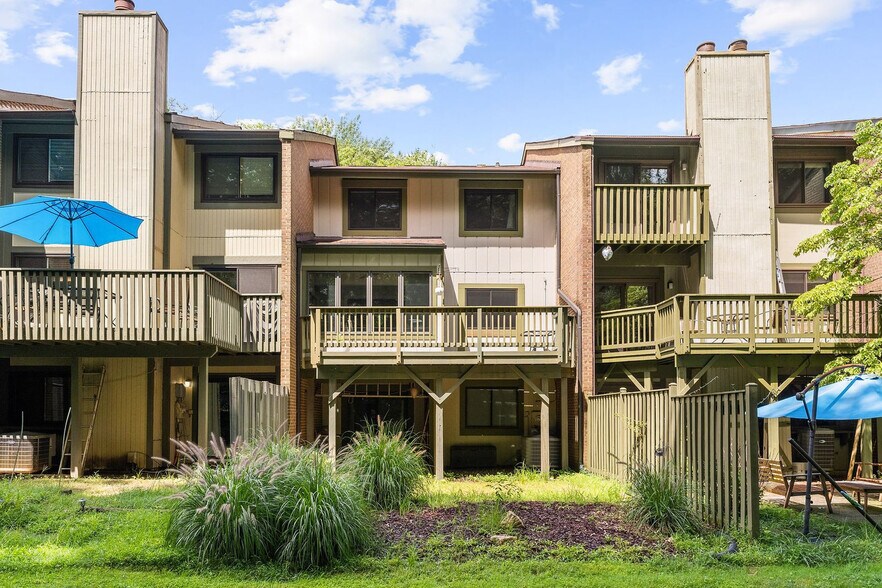 Building Photo - 2210 Glencourse Ln