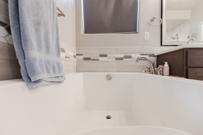 Building Photo - Modern 5 Bedroom Home with Solar Panels - MOVE IN SPECIAL: FIRST MONTH FREE!