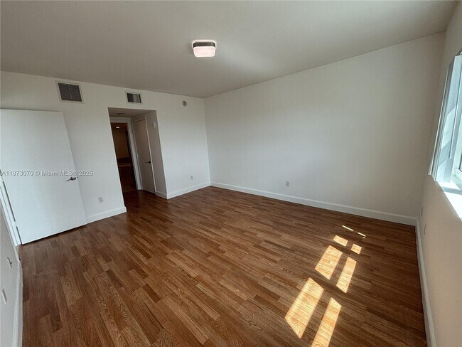 Building Photo - 15051 Royal Oaks Ln