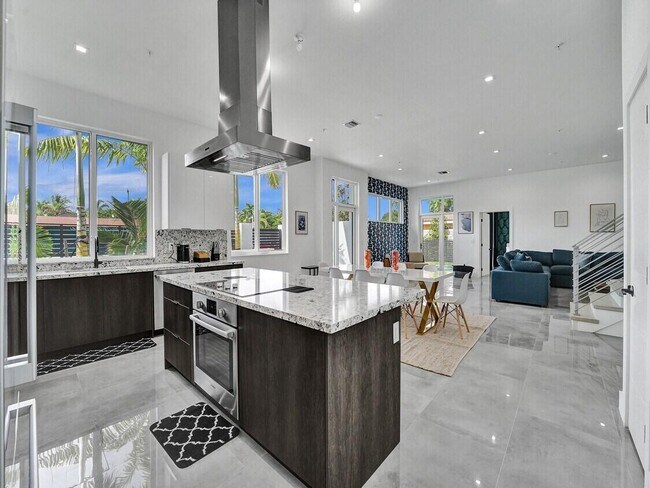 Building Photo - 1226 NE 15th Ave