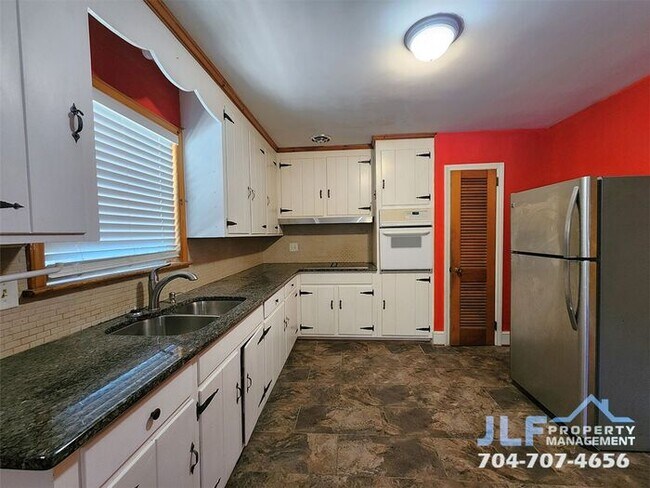 Building Photo - Sprawling 3 Bedroom/ 2.5 Bathroom Ranch in Charlotte!