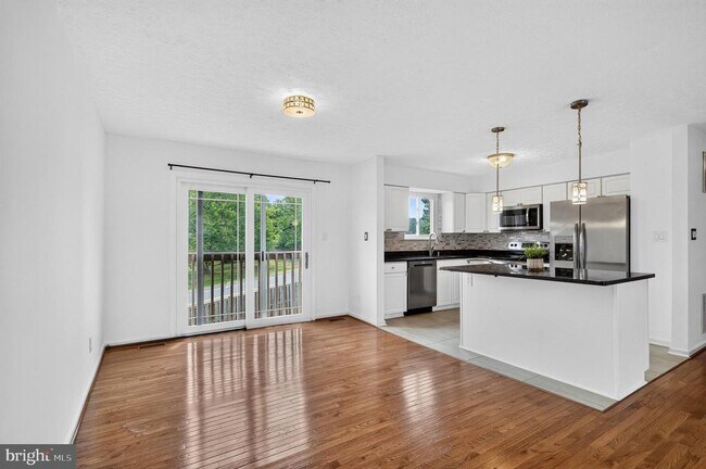 Building Photo - 13296 Hollinger Ave