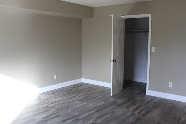 Building Photo - Large Home for Rent Bakersfield, CA