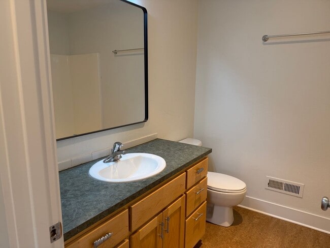 Building Photo - Beautiful 3 bedroom 2.5 bathroom house in a great neighborhood!