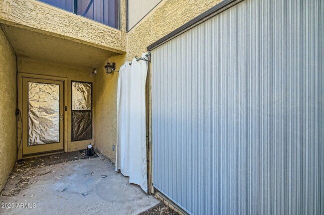 Building Photo - 3228 W Glendale Ave