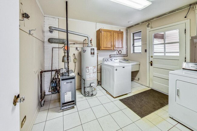 Building Photo - 733 E Rockland Rd