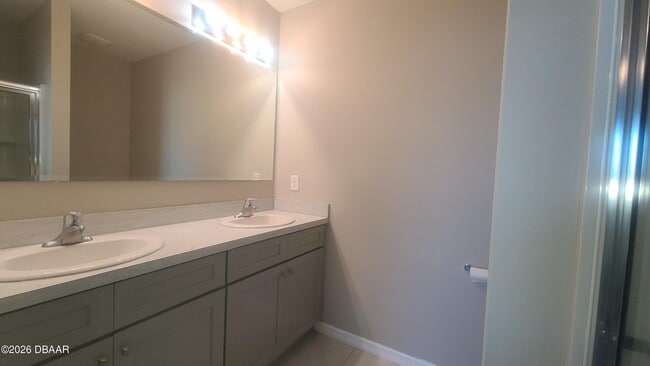 Building Photo - 542 Armoyan Wy