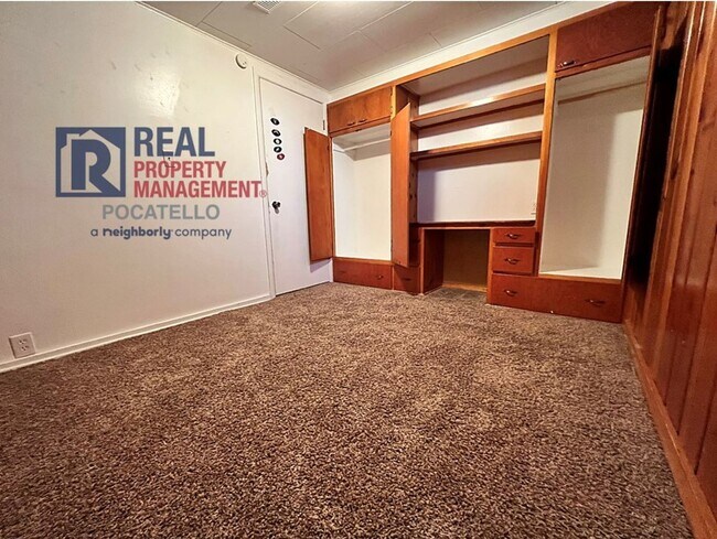 Building Photo - 4 bedroom 2 bath - 1 Car Detached Garage - Small dog negotiable