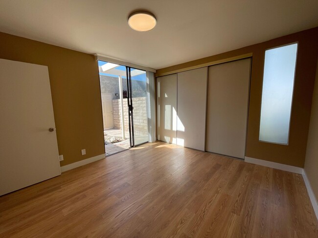 Building Photo - 837 N Calle De Pinos