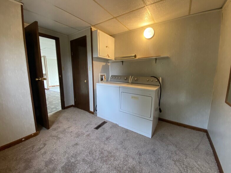 Building Photo - 106 Main St S