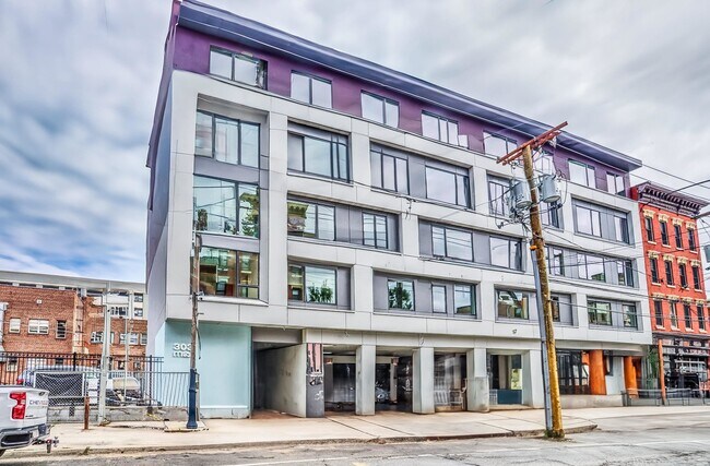 Building Photo - 303 Madison St