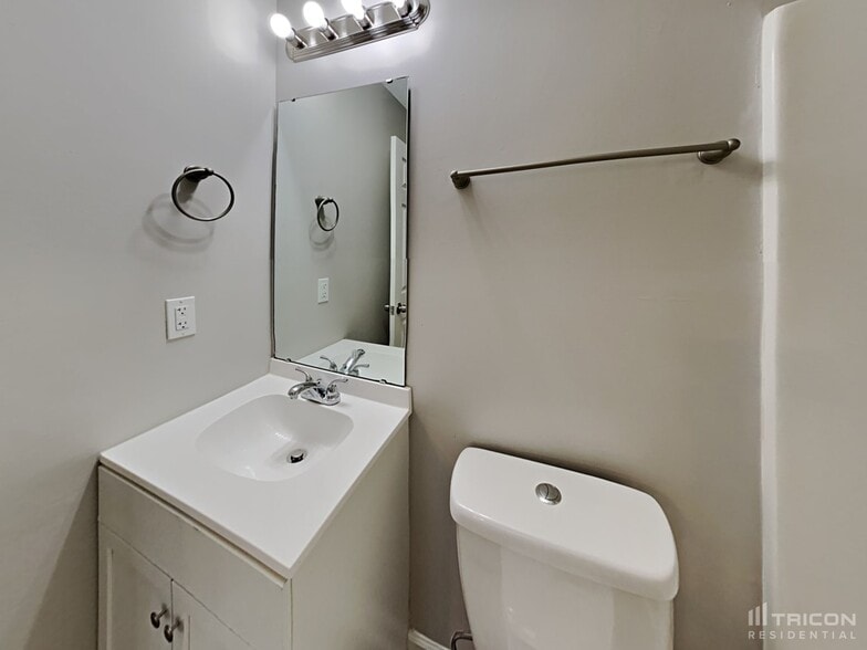 Building Photo - 837 Lusterleaf Pl