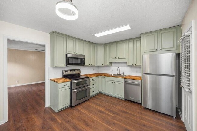 Building Photo - 703 Lucien Dr