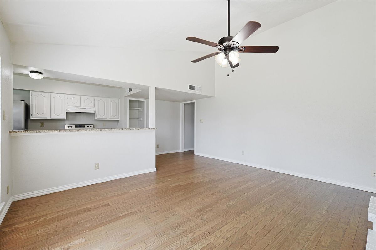 Building Photo - 2825 Windsor Dr