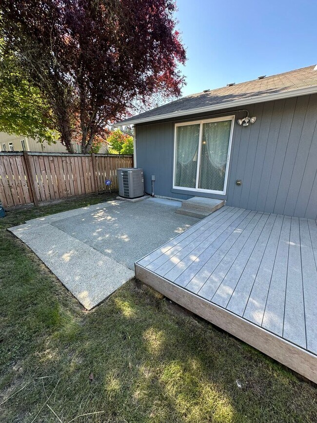 Building Photo - 3 BedRoom , 2 Bathroom , 2 Car Garage , AC
