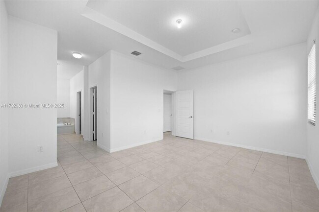 Building Photo - 830 NE 191st St