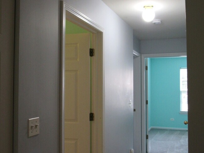 Building Photo - 1202 N Red Oak Cir