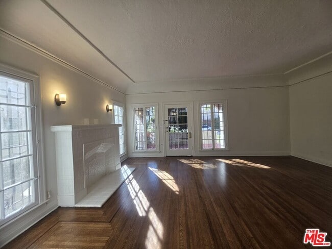 Building Photo - 1022 S Cloverdale Ave