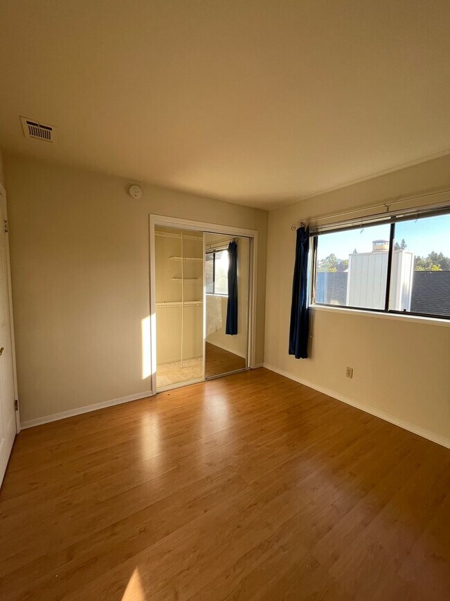 Building Photo - *Holiday Move In Special, $500 Off First Month's Rent! Large 4 bedroom/ 2.5 Bathroom Home for Ren...
