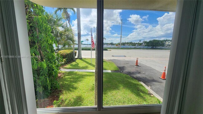 Building Photo - 505 S Ocean Dr