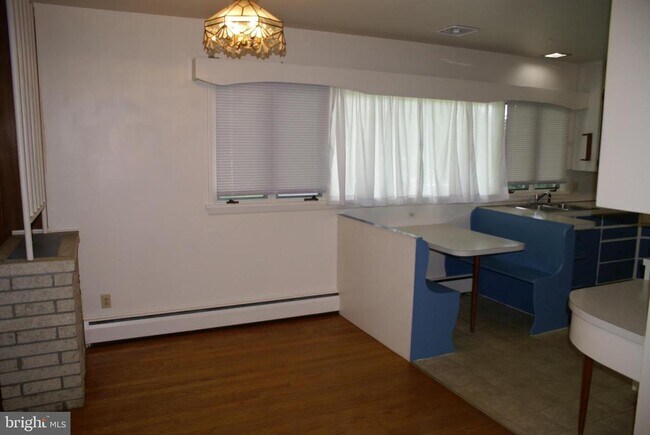 Building Photo - 6056 Lincoln Way W