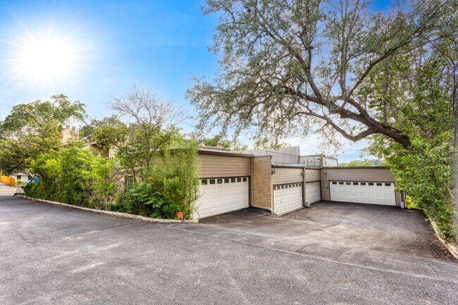 Building Photo - ALAMO HEIGHTS  |  TOWNHOME  |  REMODELED  |  HUGE TERRACE
