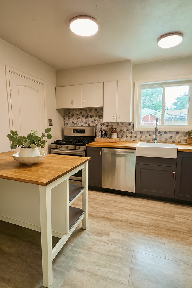 Building Photo - Updated one level ranch home close to UCCS!