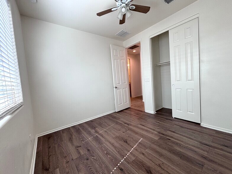 Building Photo - 6322 N 67th Ln